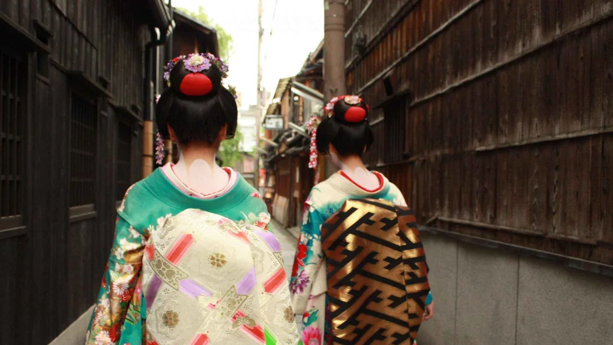 Guide talking to a small group beside Tatsumi Bridge in Gion, Kyoto Japan